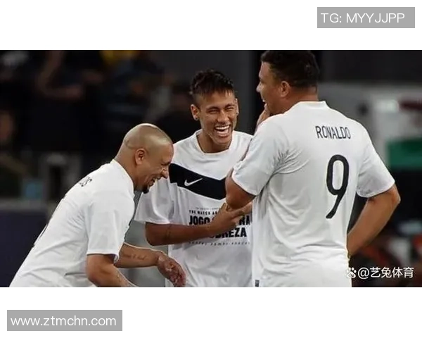 足球明星意外曝光私人生活引发热议公众对露鸟照片的反应与讨论